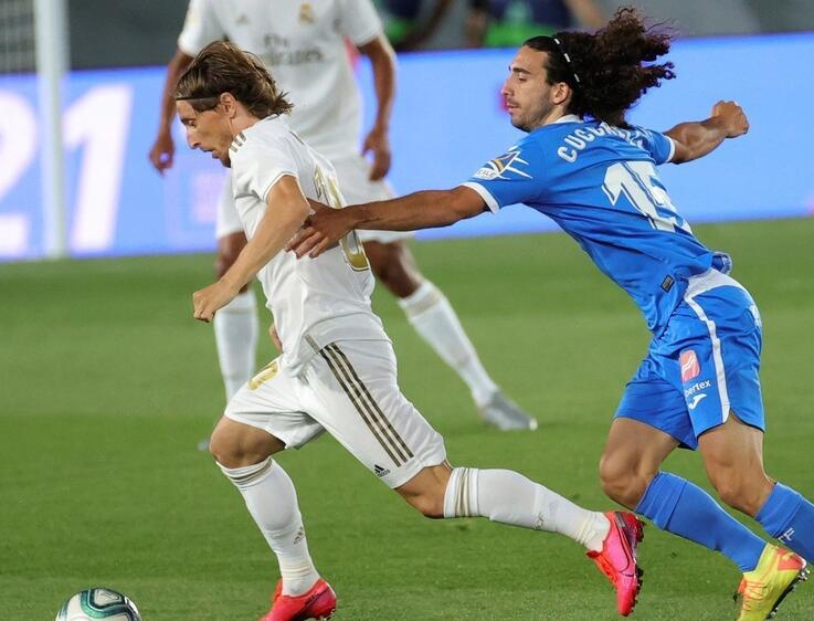 [皇家马德里]1-0！齐达内率领皇马豪取6连胜领先巴萨4分，32年神迹诞生