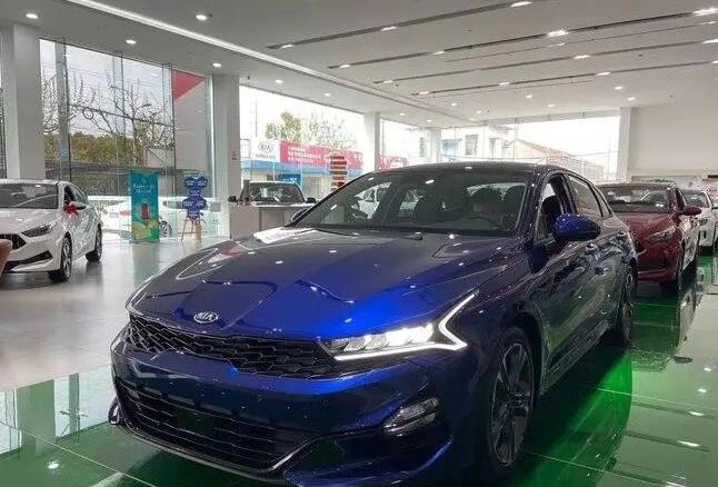 起亚K5：首批2020款起亚K5到店！矩阵大灯+酷炫外观，加速比思域还凌厉！