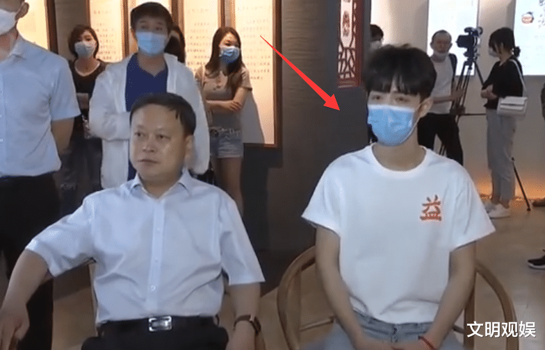 肖战|肖战想低调做公益，不料转头就上新闻联播，这也太有排面了吧