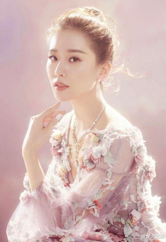 小姐姐|脸上有这三个特征的女生，“扎发”比“披发”好看，并非完全看脸