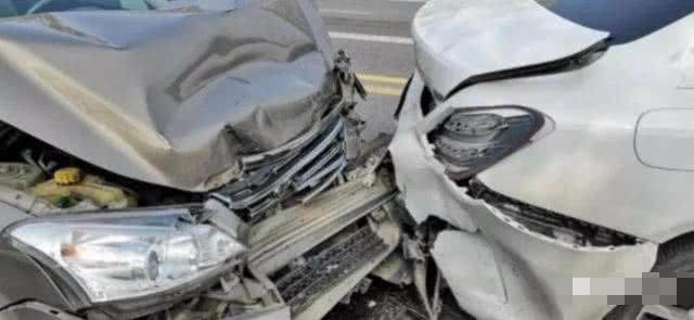 奔驰@奇瑞高速撞上奔驰，奔驰车主：给你10万，就不报警了