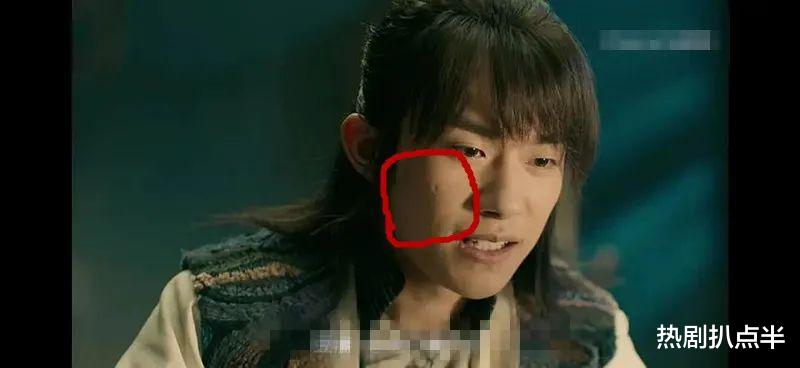 易烊千玺|易烊千玺红毯生图太虐人，笑容慈祥发腮严重，还被质疑垫增高垫