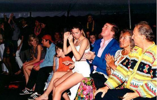 【伊万卡】特朗普真该避嫌了！伊万卡都当妈了，还当众让她又是坐大腿又拉手