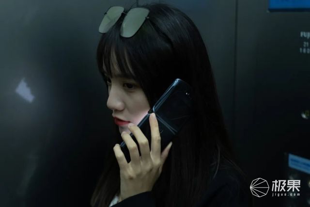 5G|无折痕折叠屏手机来了！摩托罗拉Razr 5G上手体验，真爽