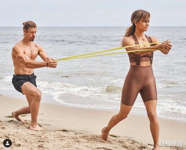 哈利·贝瑞|54岁奥斯卡影后哈莉贝瑞穿皮裤恨天高依然能打,致敬自己18年前邦女郎造型