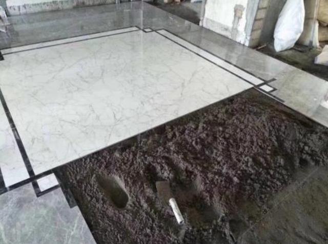 |朋友对师傅铺贴瓷砖提出质疑，原本5公分厚度，却铺成了10公分？