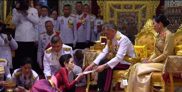 诗妮娜|没有子嗣，敢和王后争宠的废妃诗妮娜，为何泰王恢复了她的爵位？