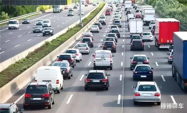 交通法规|后备箱装4个西瓜被交警拦下,车主:是西瓜不能吃还是车不能用?