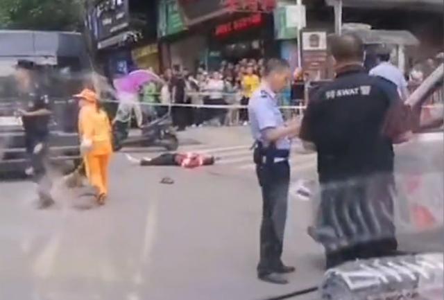 遵义:惹祸上身!遵义一员工讨债不成被老板激怒,当街捅死对方后自杀