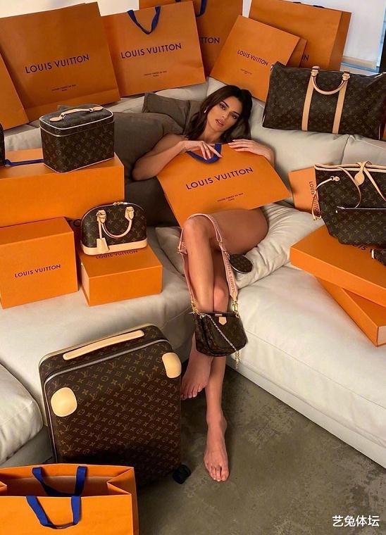 西蒙斯@美国10大年轻亿万富豪，贪恋NBA球星西蒙斯，詹娜又输给小妹