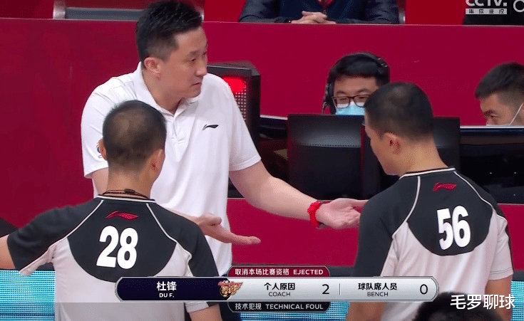 广东男篮|广东29分大翻盘9连胜!10连胜领头羊轰然倒塌,杜锋红牌,3人6犯