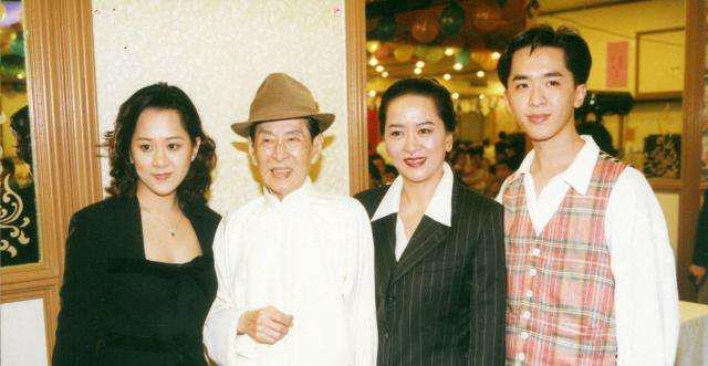 邓兆尊|53岁港星邓兆尊新欢身材火爆，家里已有2女友，自曝不结婚不生子