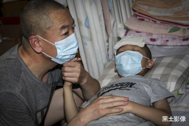 医生|5岁男孩大腿长个疙瘩,医院一查竟要截肢,父亲抱着医生的腿哭了