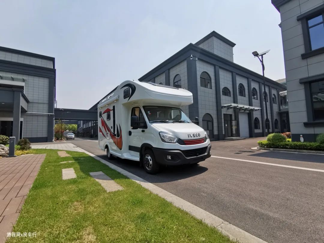 『荣威RX5』依维柯房车只要36.8万？还加赠600AH锂电和户外厨房？