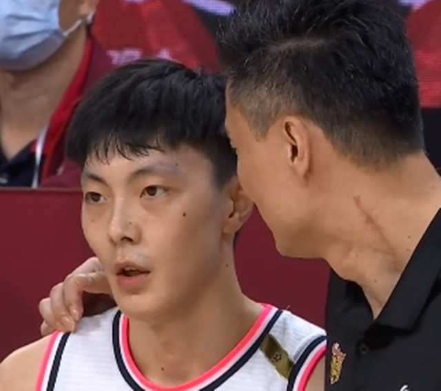 杜锋：你敢信？徐杰走步，胡明轩传球失误，杜锋不但没生气，还笑得很可亲！