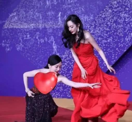 杨幂■杨幂秦岚罕见同框，被节目组故意关掉滤镜，这肤色太一致了