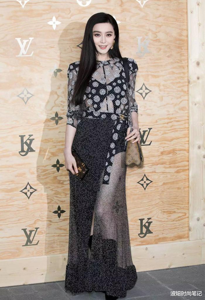 范冰冰|范冰冰低调亮相，穿印花裙扎低马尾气质温柔，一旁老妈造型更招摇