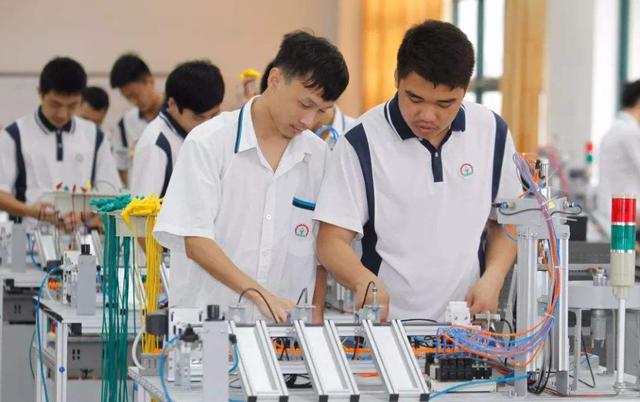 大学|6个专科专业：就业杠杠的，薪资不比本科差！网友：发展很重要！