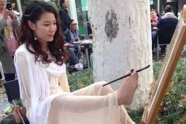 非诚勿扰|非诚勿扰:23岁断臂女孩,台上牵手成功,下台就被甩,现状如何?