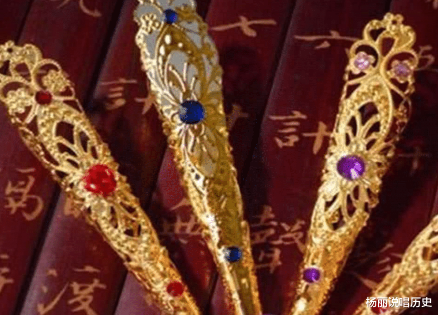 后宫史|清朝妃子都带有指甲套，宫女看见瑟瑟发抖，但皇帝很喜欢