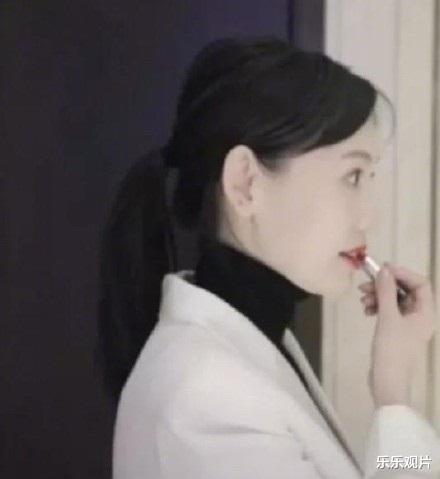 马蓉|马蓉回归媒体,抹红唇搭配白衬衫,比以前更漂亮更有气质了