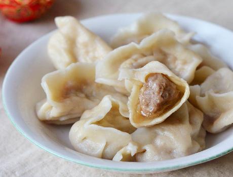 洋葱：洋葱别炒着吃，教你新吃法，上桌大人小孩抢着吃，鲜香多汁真过瘾