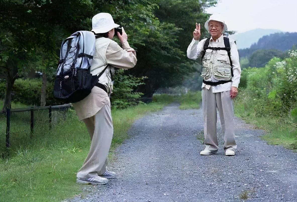 旅行团|年轻人讨厌的“跟团游”，为什么深受老年人喜欢？看完就明白了