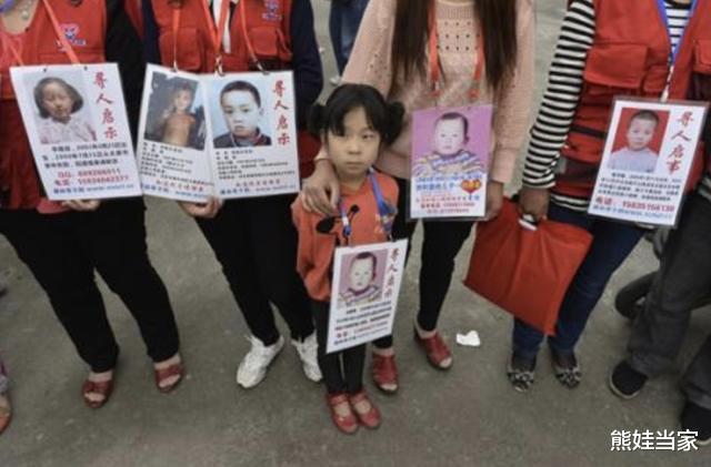 熊娃当家|5岁男孩被人贩子拐走，3小时后才找到，父母见到时却不敢相认