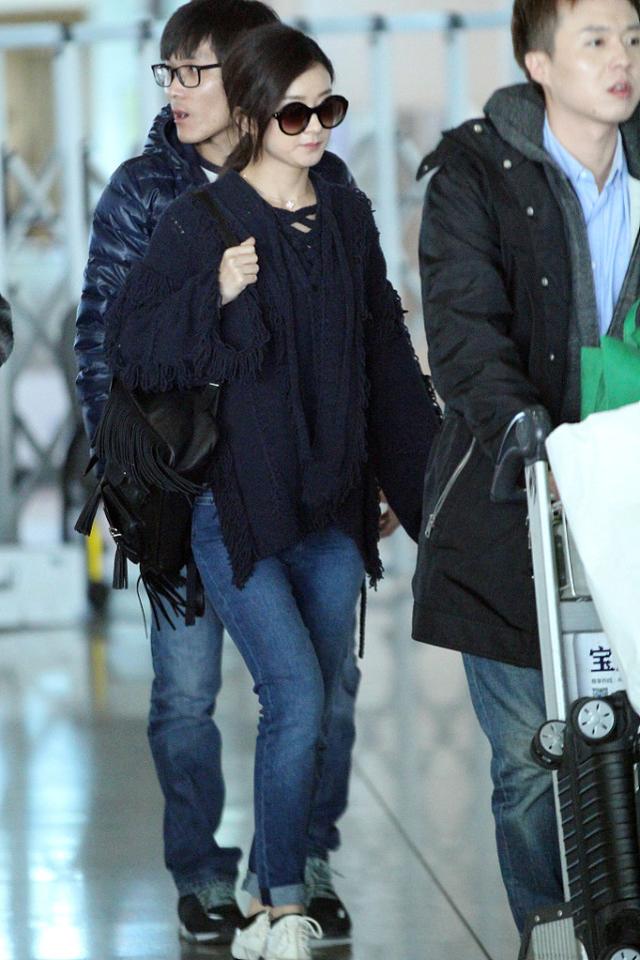 赵丽颖|赵丽颖的时尚让人摸不透，流苏造型挺新潮，但脸蛋发圆，好似发福