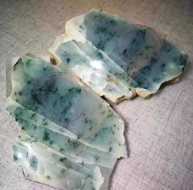 翡翠|一块土黄土黄的翡翠毛料，小哥30000拿下，切开后都说不出话了！