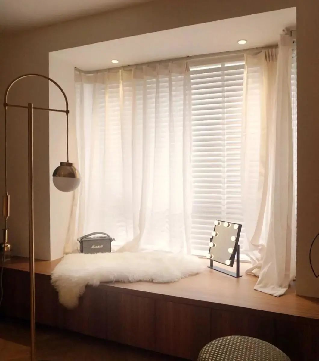 ▲你家飘窗鸡肋,在放杂物?别人家这样装,瞬间多出一间房!