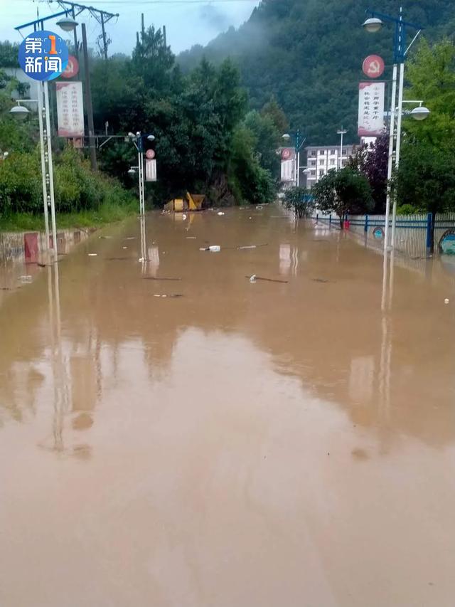 陕视新闻|洪水淹过篮球架！8万多人受灾！未来三天降雨仍持续，西安最低只有18℃