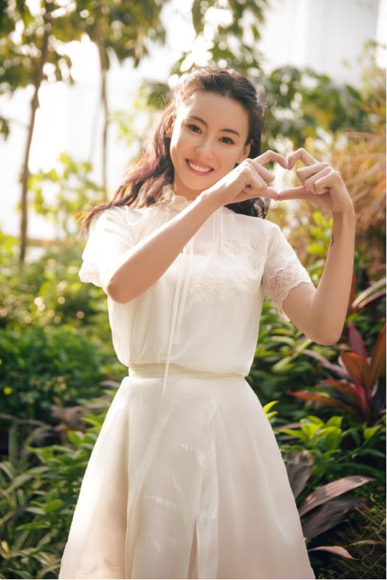 穿衣搭配■张柏芝颜值没啥变化，扎马尾发际线都挺美，穿“职场装”曲线迷人