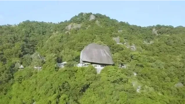 ▲中国“最累”的寺庙，被巨石压头下400多年，游客看了都赞叹