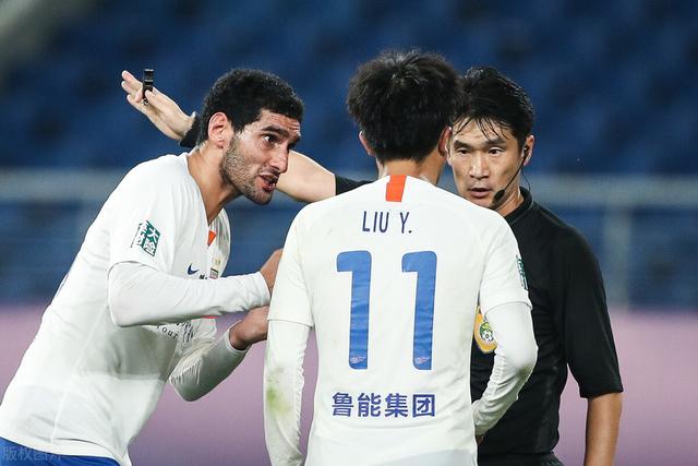 山东鲁能|球迷举报终得恶果，裁判抱团再次开黑，枪打出头鸟，鲁能赛季结束