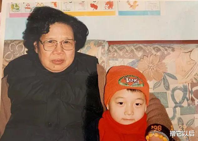 黄子韬|继黄子韬父亲去世后，娱乐圈又添噩耗，他深夜弹唱告别至亲