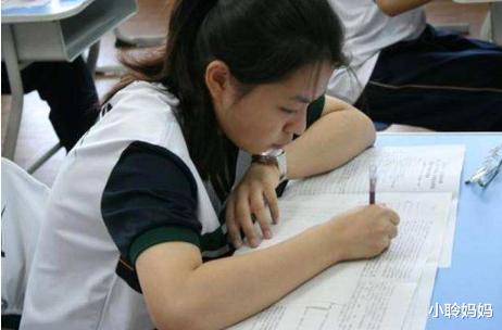 『女孩』那个12年前高考因忘涂答题卡，下跪求给时间的女孩，后来咋样了