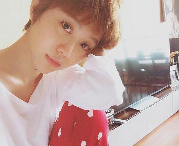 姜妍晒出自己住的房子，把客厅都当成餐厅了，看来一家人都很爱吃