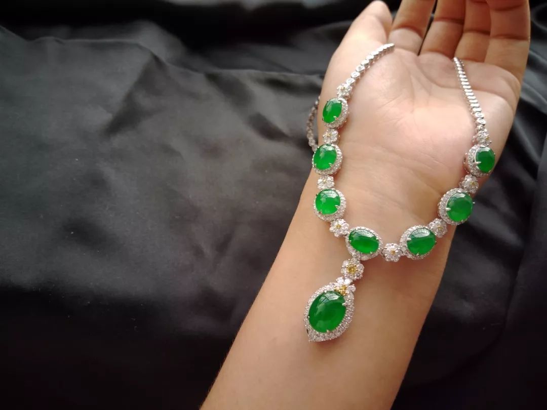 「翡翠」美女用两万买下的翡翠原石，结果却她切出了满色极品冰阳绿！