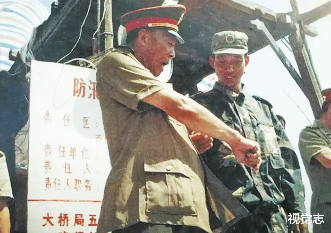 视觉志|南方洪水画面曝光，朋友圈都在聊「1998年」