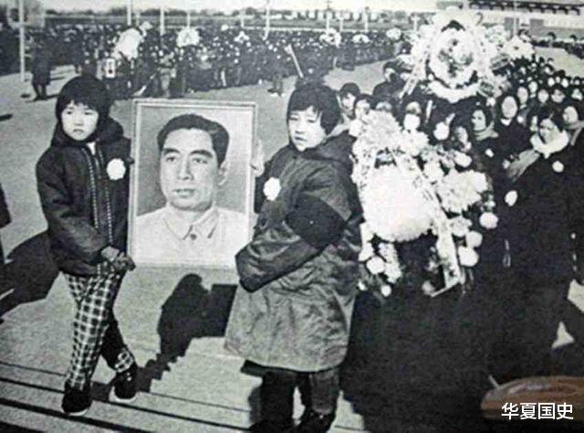 |周总理去世后，毛主席觉得悼词拟得不太恰当，命令加了这三个字