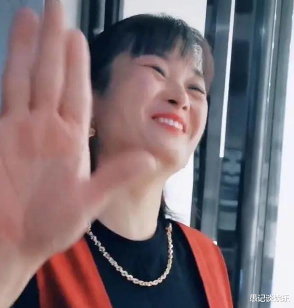 短发|朱之文美女亲家母曝光，婚后带女儿做黑色美甲，比女儿更像赵丽颖