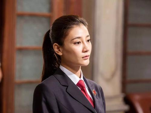 「赵子琪」她24岁担任央视春晚主持,两个男人曾为她离婚,今43岁成豪门富太