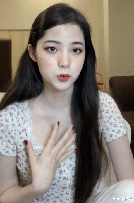 「穿帮镜头」欧阳娜娜直播，脸色通红不算啥，看清脖子上的\印\，这是干啥了？