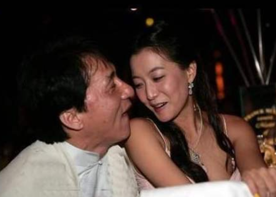 演艺圈|看清女星在大佬面前的表现后，才明白镜头前的矜持，都是装出来的