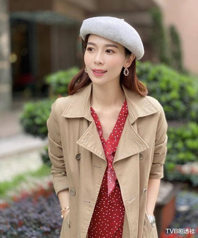 杨秀惠|前TVB花旦回港为姐妹庆生，曾网上教如何赚一亿，被网友指是炫富