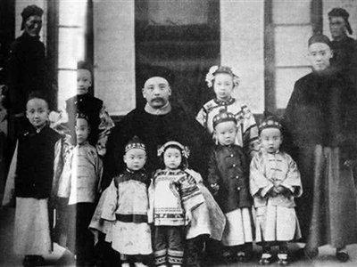 袁世凯|袁世凯回家路上,撞见七姨太和仆人搂搂抱抱,他的处理方式绝了