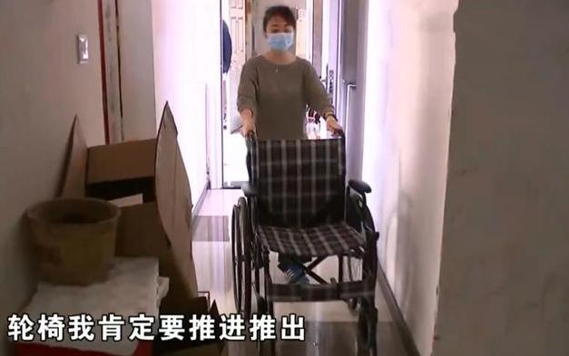 |女子为露台更换防盗门，却被邻居用纸皮挡过道？女子：露台是我的