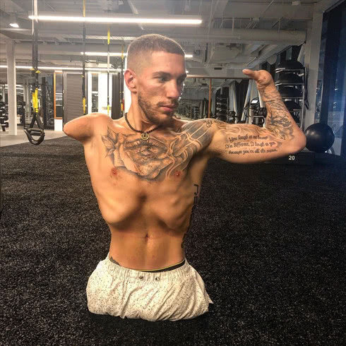 【】23岁的特殊健美爱好者，仅凭一根手指，打造了一副强大的身躯