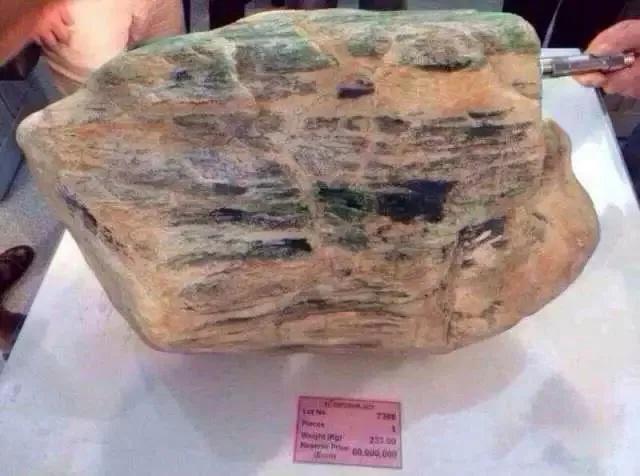 『翡翠』5亿的翡翠原石，切开后一只满色手镯都取不出！